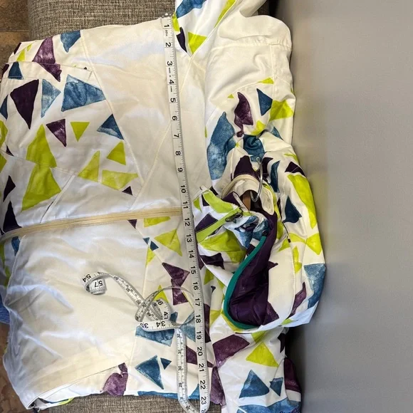 Women's Geometric Patterned Jacket - Picture 6 of 6